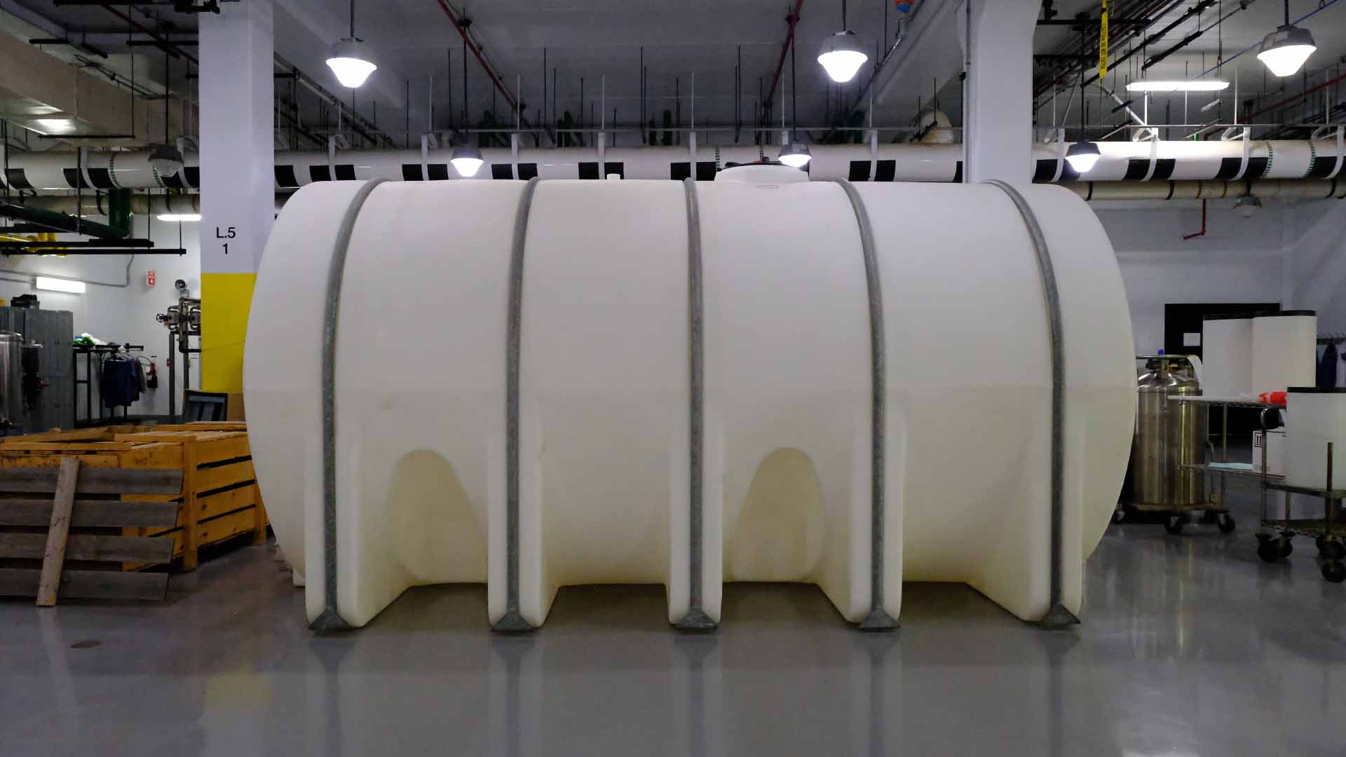 NORWESCO 5025 GALLON HORIZONTAL LEG TANK